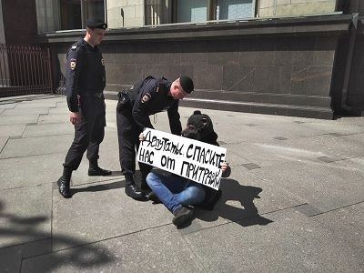 Задержание зоозащитника Юрия Корецких (Есман) Фото: facebook.com/Irakomandira Задержание зоозащитника Юрия Корецких (Есман) Фото: facebook.com/Irakomandira